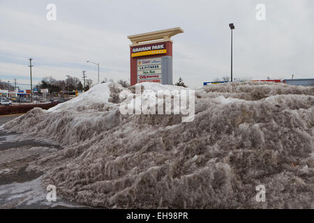 Schnee in Hügel auf Shopping-Mall Parkplatz - gepflügt Virginia USA Stockfoto