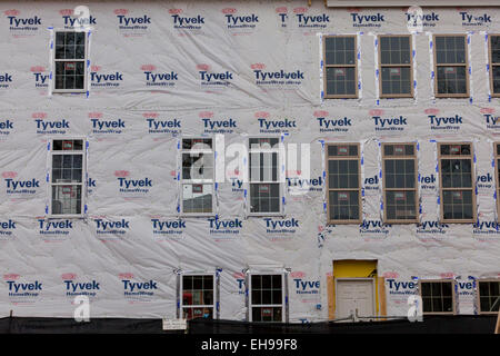 DuPont Tyvek schützende Gebäude Wickel angewendet im Neubau - Virginia USA Stockfoto