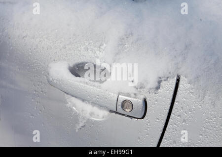 Schnee auf dem Auto Türgriff - Virginia USA Stockfoto