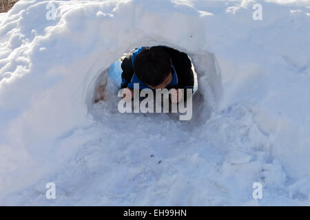 Kinder spielen im Schnee-Tunnel - USA Stockfoto