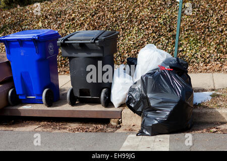 Edelstahl Mülleimer ausgelassen für Sammlung - USA Stockfoto