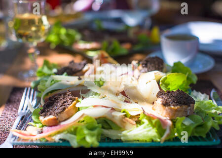 Frisches Essen Salat und Fleisch in Freiluft-café Stockfoto