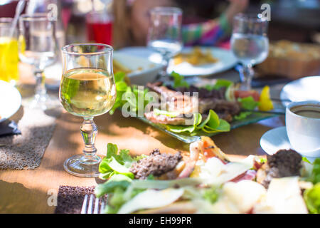 Frisches Essen Salat und Fleisch in Freiluft-café Stockfoto