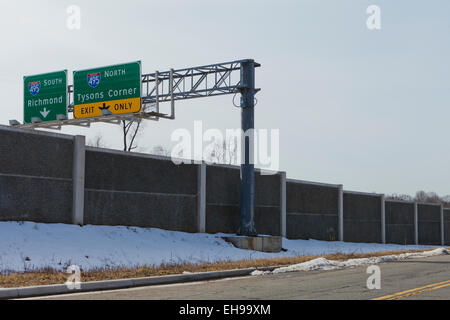 Klangwand neben Autobahn - USA Stockfoto