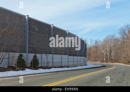 Klangwand neben Autobahn - USA Stockfoto