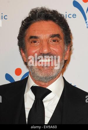 Beverly Hills, CA. 9. März 2015. Chuck Lorre im Ankunftsbereich für 2015 Silver Circle Gala, The Beverly Wilshire Hotel, Beverly Hills, CA 9. März 2015. Bildnachweis: Elizabeth Goodenough/Everett Collection/Alamy Live-Nachrichten Stockfoto