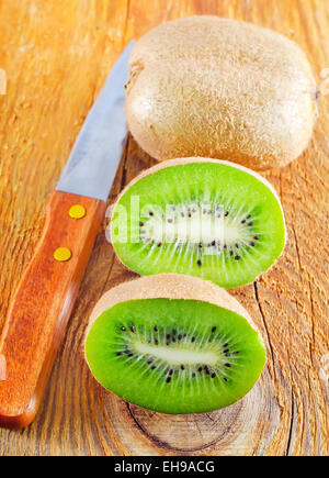 frische Kiwi auf dem Holzbrett Stockfoto