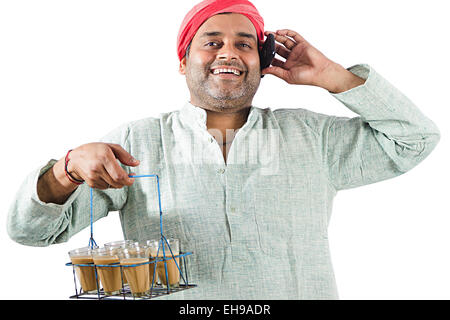 1 indischer Mann Teetee Diener verkaufen und sprechende Handy Stockfoto