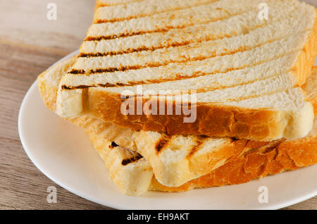 Scheiben Toastbrot auf weißen Teller.  Selektiven Fokus Stockfoto