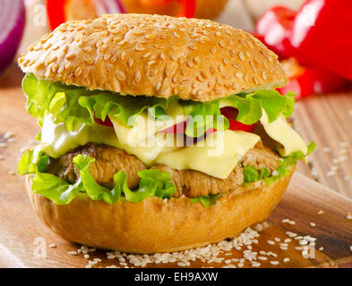 Hamburger mit Gemüse. Selektiven Fokus Stockfoto