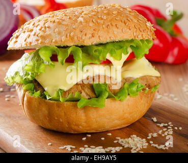 Hausgemachte Hamburger mit frischem Gemüse. Selektiven Fokus Stockfoto