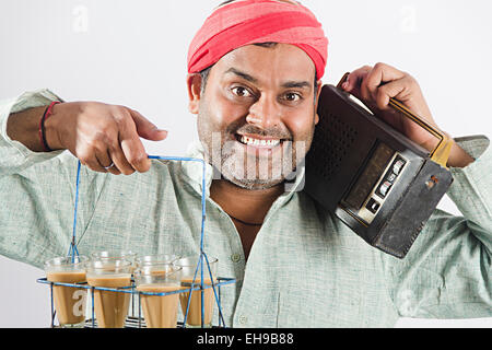 1 indischer Mann Tee Diener hören UKW-Radio Stockfoto