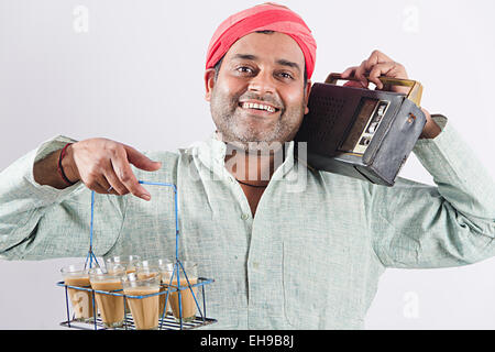 1 indischer Mann Tee Diener hören UKW-Radio Stockfoto