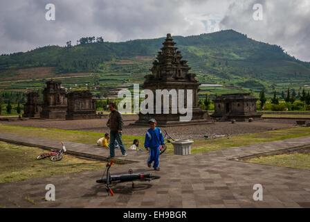 Eine Familie mit Freizeit im archäologischen Park des Arjuna Tempels auf dem Dieng-Plateau, administrativ in Banjarnegara, Zentral-Java. Stockfoto