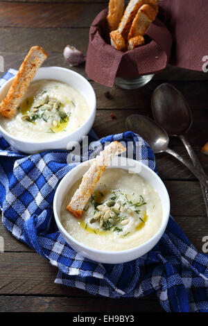 Kartoffelsuppe mit Käse, püriert Essen Stockfoto