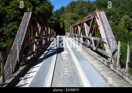 Hölzerne Fachwerkbrücke auf stillgelegten Bahnhof Rimutaka Rail Trail, Upper Hutt, Wellington, Nordinsel, Neuseeland Stockfoto