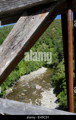 Hölzerne Fachwerkbrücke auf stillgelegten Bahnhof Rimutaka Rail Trail, Upper Hutt, Wellington, Nordinsel, Neuseeland Stockfoto