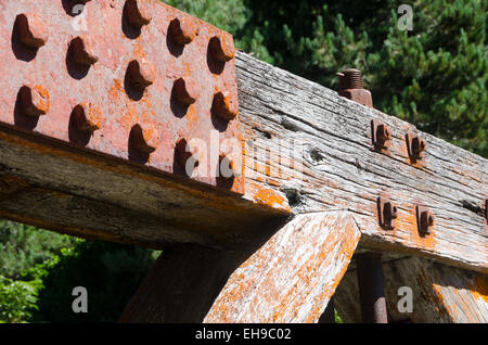 Hölzerne Fachwerkbrücke auf stillgelegten Bahnhof Rimutaka Rail Trail, Upper Hutt, Wellington, Nordinsel, Neuseeland Stockfoto