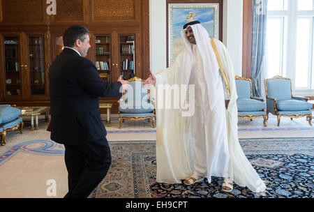 Doha, Katar. 10. März 2015. Deutsche Bundesminister für Wirtschaft und Energie und Vizekanzler, Sigmar Gabriel (L, SPD) ist durch den Emir von Katar, Scheich Tamim bin Hamad Al Thani (R), in Doha, Katar, 10. März 2015 erhalten. Gabriel führt eine Wirtschaftsdelegation, die bei einem Besuch in der Golfregion für Gespräche bis 10. März 2015 ist. Foto: MAURICE WEISS/POOL/Dpa/Alamy Live News Stockfoto