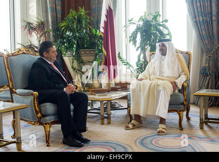 Doha, Katar. 10. März 2015. Deutsche Bundesminister für Wirtschaft und Energie und Vizekanzler, Sigmar Gabriel (L, SPD) ist durch den Emir von Katar, Scheich Tamim bin Hamad Al Thani (R), in Doha, Katar, 10. März 2015 erhalten. Gabriel führt eine Wirtschaftsdelegation, die bei einem Besuch in der Golfregion für Gespräche bis 10. März 2015 ist. Foto: MAURICE WEISS/POOL/Dpa/Alamy Live News Stockfoto