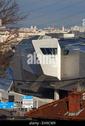 Ebene mit hohem Detailgrad Blick über traditionelle Dächer. Musée des Confluences, Lyon, Frankreich. Architekt: COOP HIMMELB (L) AU, 201 Stockfoto