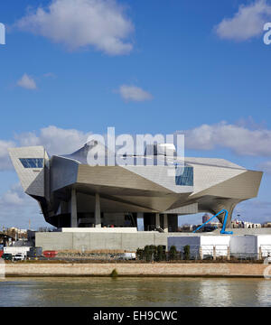 Gesamtüberblick über die Rhone. Musée des Confluences, Lyon, Frankreich. Architekt: COOP HIMMELB (L) AU, 2015. Stockfoto