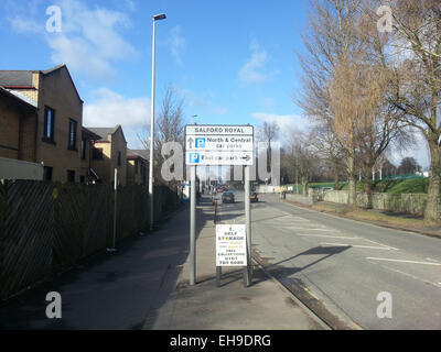 Zeichen, die in den Eingang des Salford Royal NHS Foundation Trust Stockfoto