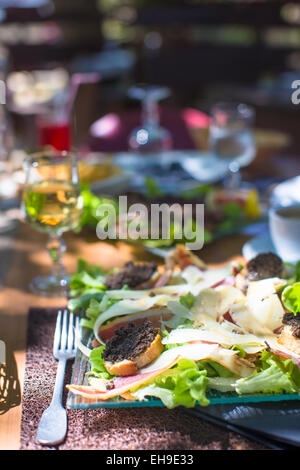 Frisches Essen Salat und Fleisch in Freiluft-café Stockfoto