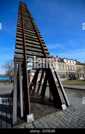 Eine große Skulptur von Ales Vesely, geformt wie eine Schiene in Richtung Himmel, die auch ein Symbol der Jakobsbrunnen Leiter installiert wurde im Prager aufgelösten Bubny Bahnhof, von welcher jüdische Transporte gingen in WWII und das ist eine Stille Gedenkstätte zur Erinnerung an den Holocaust-Opfer zu werden. Die Skulptur wurde symbolisch enthüllt in Prag, Tschechische Republik, 9. März 2015 anlässlich die Nacht zum 9. März 1944, als fast 4000 Gefangene, brachte aus der Terezin (Theresiendstadt) "Familienlager," Nordböhmen, in das Vernichtungslager in Oswiecim (Auschwitz) getötet wurden. (CTK Phot Stockfoto