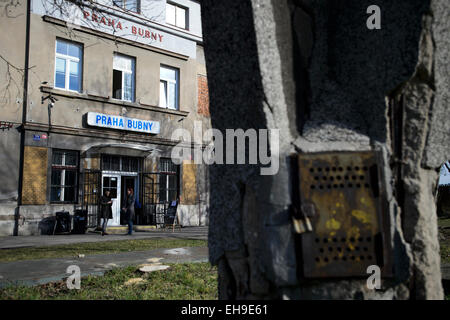 Eine große Skulptur von Ales Vesely, geformt wie eine Schiene in Richtung Himmel, die auch ein Symbol der Jakobsbrunnen Leiter in Prager aufgelösten Bubny Bahnhof installiert wurde Bild (), von denen jüdische Transporte ging im zweiten Weltkrieg und die ist eine Stille Gedenkstätte zur Erinnerung an den Holocaust-Opfer zu werden. Die Skulptur wurde in Prag, Tschechische Republik, 9. März 2015 anlässlich die Nacht zum 9. März 1944, als fast 4000 Gefangene, brachte aus der Terezin (Theresiendstadt) "Familienlager," Nordböhmen, in das Vernichtungslager in Oswiecim (Auschwitz) getötet wurden symbolisch enthüllt Stockfoto