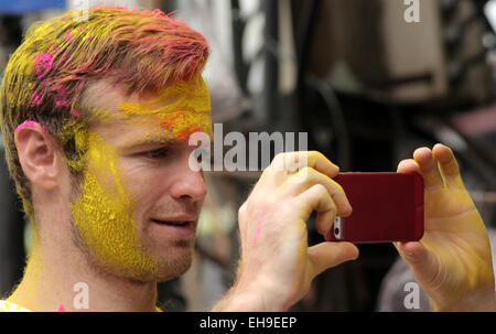 Tourist-schießen, die indische Hindus feiern Holi, fest der Farben, jährliches Festival auf März 6,2015 in Hyderabad, Indien. Stockfoto