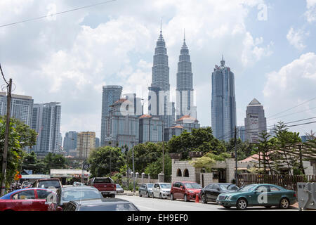 Ein Blick auf die Petronas Towers und andere Hochhäuser in Kuala Lumpur, Malaysia Stockfoto