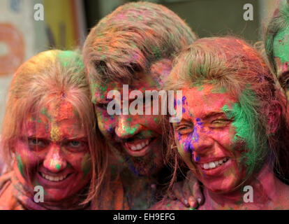 Touristen feiern Holi Festival der Farben, annual Festival im März 6,2015 Hyderabad,India.Popular Festival für Hindus. Stockfoto