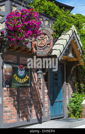 Der Kensington Pub in der Eau Claire Market in der Innenstadt von Calgary, Alberta, Kanada. Stockfoto