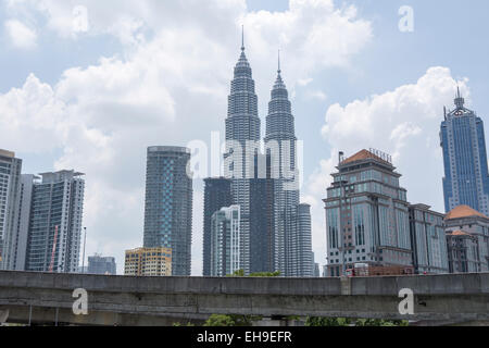 Ein Blick auf die Petronas Towers und andere Hochhäuser in Kuala Lumpur, Malaysia Stockfoto