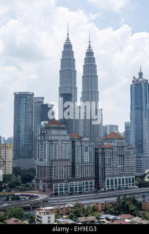 Ein Blick auf die Petronas Towers und andere Hochhäuser in Kuala Lumpur, Malaysia Stockfoto