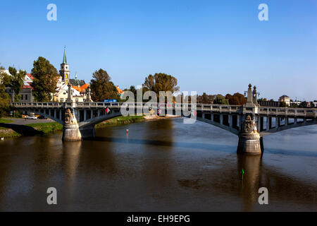 Steinerne Brücke in Nymburk ist eine Straßenbrücke über den Fluss Elbe, Mittelböhmen, Tschechien Stockfoto