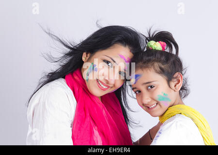 2 indische Mutter und Kind Tochter Holi Festival genießen Stockfoto