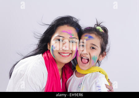 2 indische Mutter und Kind Tochter Holi Festival genießen Stockfoto