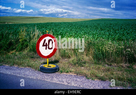 Verkehrsschild, Höchstgeschwindigkeit 40, Landschaft, Tschechische Republik Stockfoto