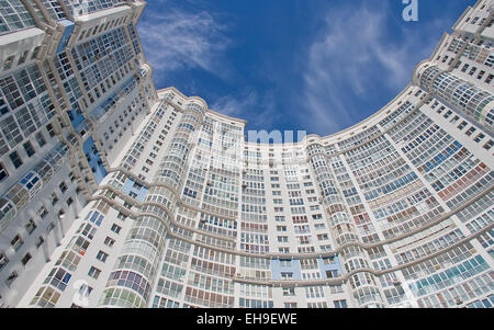 Moderne Hochhaus Wohnhaus auf einem blauen Himmelshintergrund Stockfoto