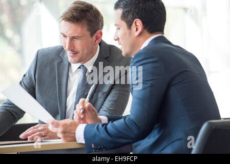 Unternehmer diskutieren Dokument in treffen Stockfoto