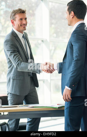 Geschäftsleute Händeschütteln im Büro Stockfoto