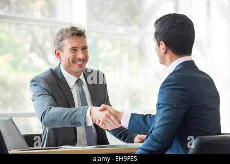 Geschäftsleute Händeschütteln treffen Stockfoto