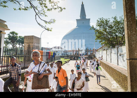 Pilger in Ruvanvelisaya Dagoba, antiken Stadt Anuradhapura, Sri Lanka, Asien Stockfoto