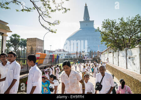 Pilger in Ruvanvelisaya Dagoba, antiken Stadt Anuradhapura, Sri Lanka, Asien Stockfoto