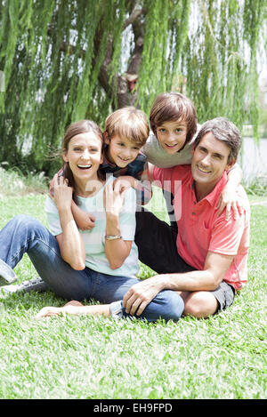 Familie mit zwei Kindern, Porträt Stockfoto