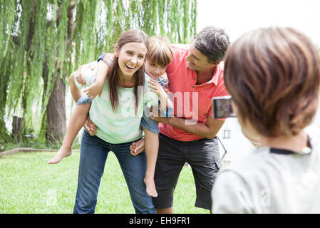 Jungen nehmen Momentaufnahme seiner Familie Stockfoto