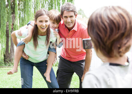 Jungen nehmen Momentaufnahme seiner Familie Stockfoto