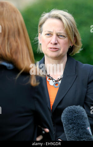 Natalie Bennett, Führer der Green Party of England and Wales, einem TV-Interview am College Green, Westminster 2014 geben Stockfoto